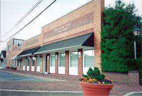 [color photo of Courthouse Annex]